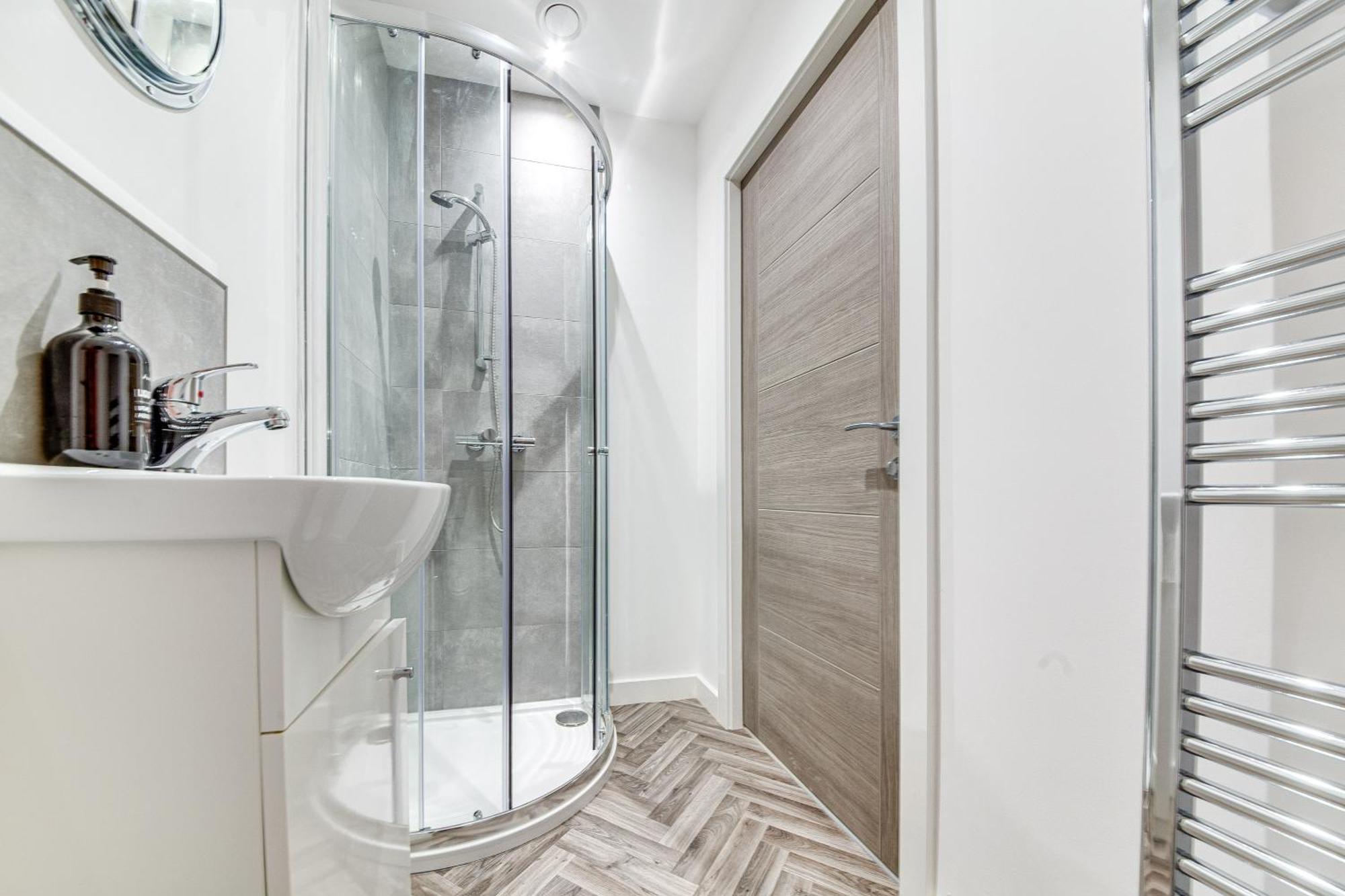 شقة Stylish & Contemporary 2-Bed Townhouse - Parking - Wi-Fi - Netflix وركسوب المظهر الخارجي الصورة