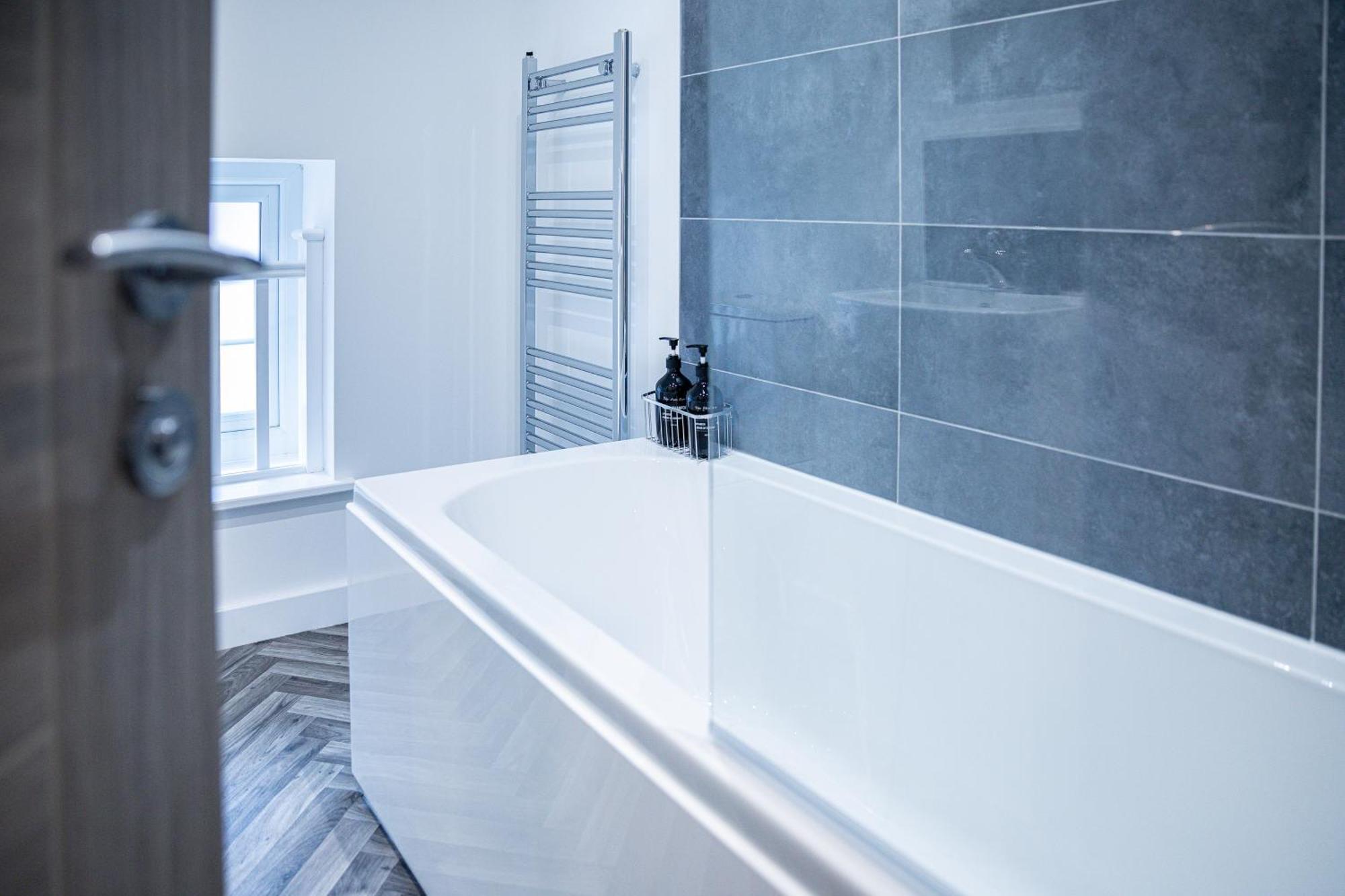 شقة Stylish & Contemporary 2-Bed Townhouse - Parking - Wi-Fi - Netflix وركسوب المظهر الخارجي الصورة
